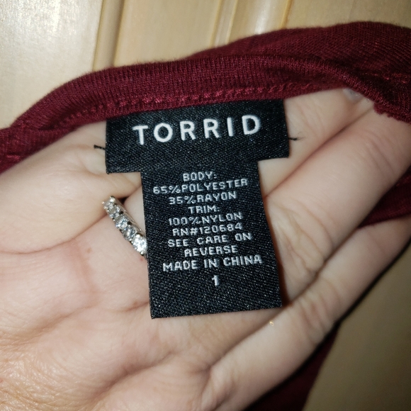 Torrid women's plus sz 1X Burgundy shirt with lace - Picture 4 of 6